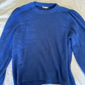 Blå stickad tröja - Säljer en superfin blå stickad tröja. Den är riktigt mysig och perfekt för kyligare dagar. Tröjan har långa ärmar och en normal passform. Den är i bra skick och passar perfekt till både jeans och kjol. Perfekt för höst och vinter! 💙