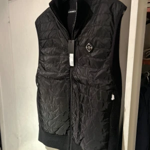 J.lindeberg väst - J.lindeberg väst riktigt sällsynt då den inte säljs i butik längre. Helt ny. Skriv om du har funderingar!