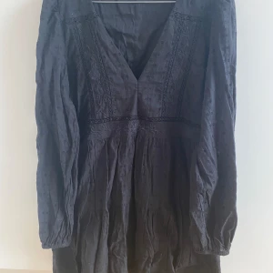 Svart och kort klänning - Gullig och flowy kort klänning. Svart och väldigt bra material. Fina detaljer. Zara i storlek s. Bra passform 