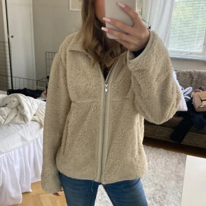 Fluffig jacka - Assnygg jacka från Hm s barnavdelning. Några defekter som lätt går att laga(se sista bilderna) annars jättefin❤️passar xs/s