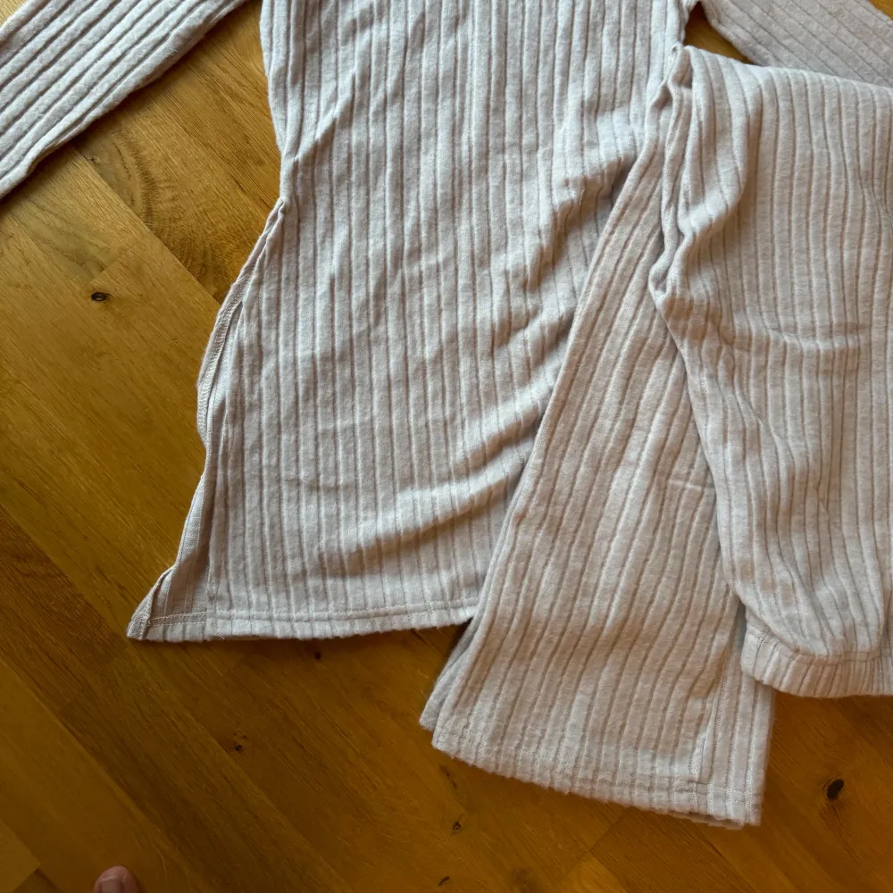 Säljer en superfin beige ribbad byxor&tröja. tröjan är långärmad och har en slits på sidan som gör den extra snygg och bekväm. Perfekt för höst och vinter, och den är i nyskick! Passar bra till både vardag och en finkväll med tjejer💛har den oxå svart. Mekot.