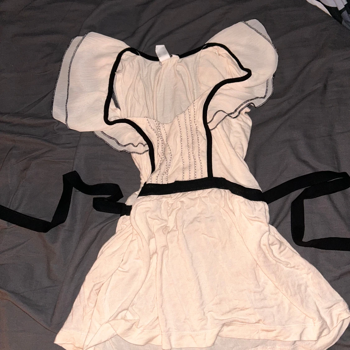 Vit topp med svarta detaljer från H&M - 90