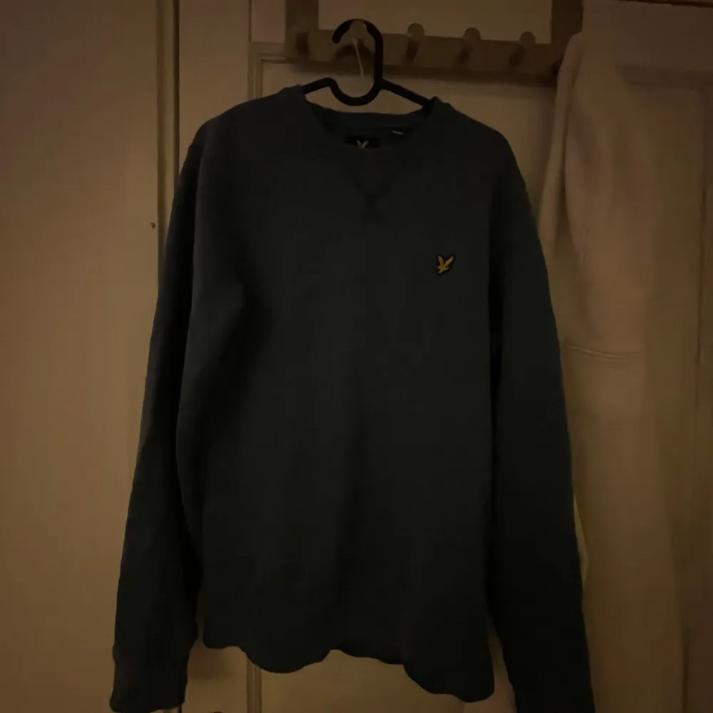Säljer min lyle & scott tröja då jag inte gillar färgen. vid funderingar och frågor så är det bara att höra av sig svarar på allt.. Neuletakit & Villapaidat.