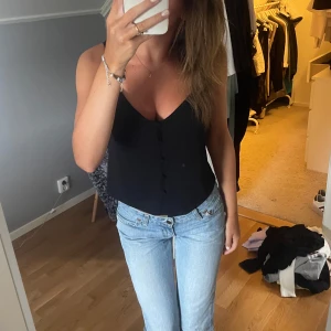 Topp från Ginatricot - Superfin blus/topp ifrån gina med knappar. Passar till vardags och fest💋