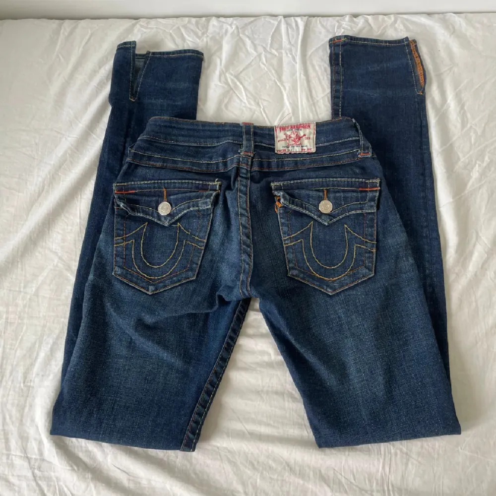 Säljer dessa super fina true religion jeans som jag köpt på plick men inte kommer till användning. De är i storlek 26 och ser ungefär ut som jeansen på bild 3 men dock inte lika utsvängda❣️ny  pris 1300kr säljer för 470kr💗( inte mina bilder). Jeans & Byxor.