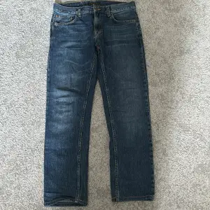 Nudie jeans i bra skick. Jeansen är uppsydda till 28-29L.