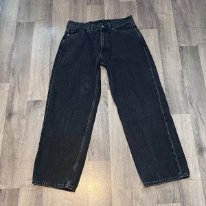Valient jeans - Säljer ett par snygga baggy vailent jeans som är i washed black färg. Skick 10/10. Ingen märke av användning. Priset är diskuterbart! Pm för mått. 