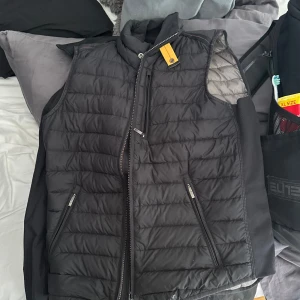 Parajumper väst - Parajumper väst i XS (passar S) i skick 6-7/10?, finns små hål längre ner men annars bra