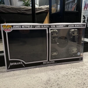 Metallica Funko POP! Vinyl Figure RARE! - Metallica Funko POP! Album DLX Vinyl Figure 4-Pack (B&W)⚡️ Varumärke: Funko POP! Typ av vara: Serie Figurer/Samlarobjekt Skick: helt nytt, aldrig urtaget ur kartongen. Size: 58 x 21 x 9 cm Slutsålt överallt.  Pris: 1499kr Köparen står för frakt!