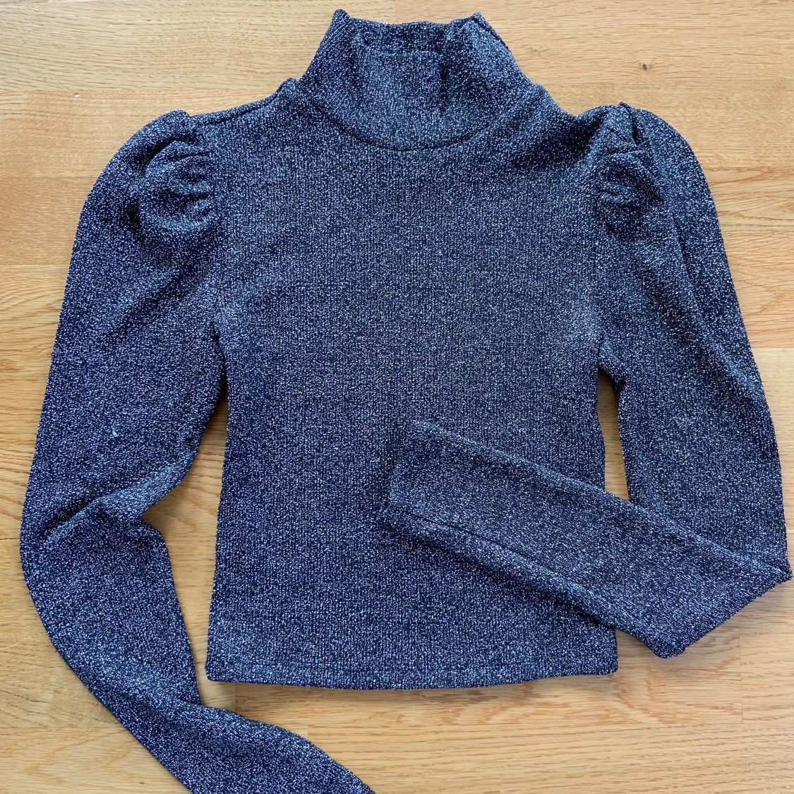 Glittrig polotröja från Divided