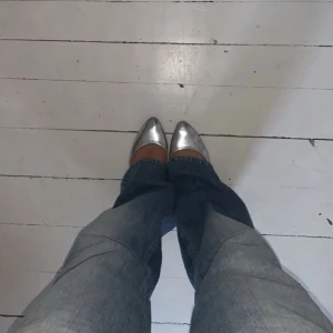 Silvriga ballerinaskor - Silver ballerinaskor i gott skick, står storlek 39 men små i storleken så passar någon med 38