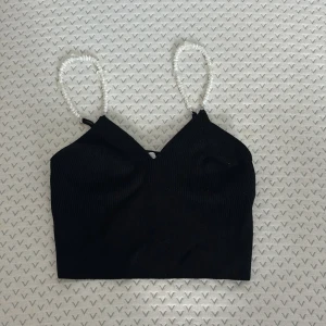 Svart kort topp - En gullig kort svart topp med pärlor, i ett super bra skick och har bara använt den några få gånger💕 den är från new yorker 