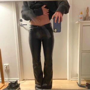 Skinnbyxor från Madlady - Säljer dessa snygga skinnbyxor på dem inge kommer till användning längre! De är köpta här på Plick och har inga synliga defekter. Kom provat för fler bilder och mått! ❤️