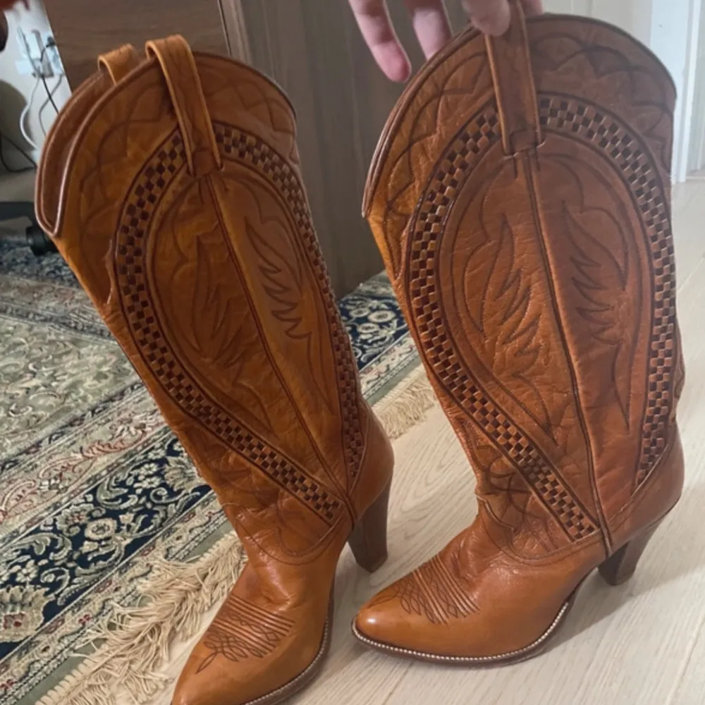 Super fina Dan Post cowboy boots i superbra kondition endast små skavanker vid hälen/under skorna, originalpris 2000kr 💕ps är öppen för rimliga prisförslag :)). Skor.