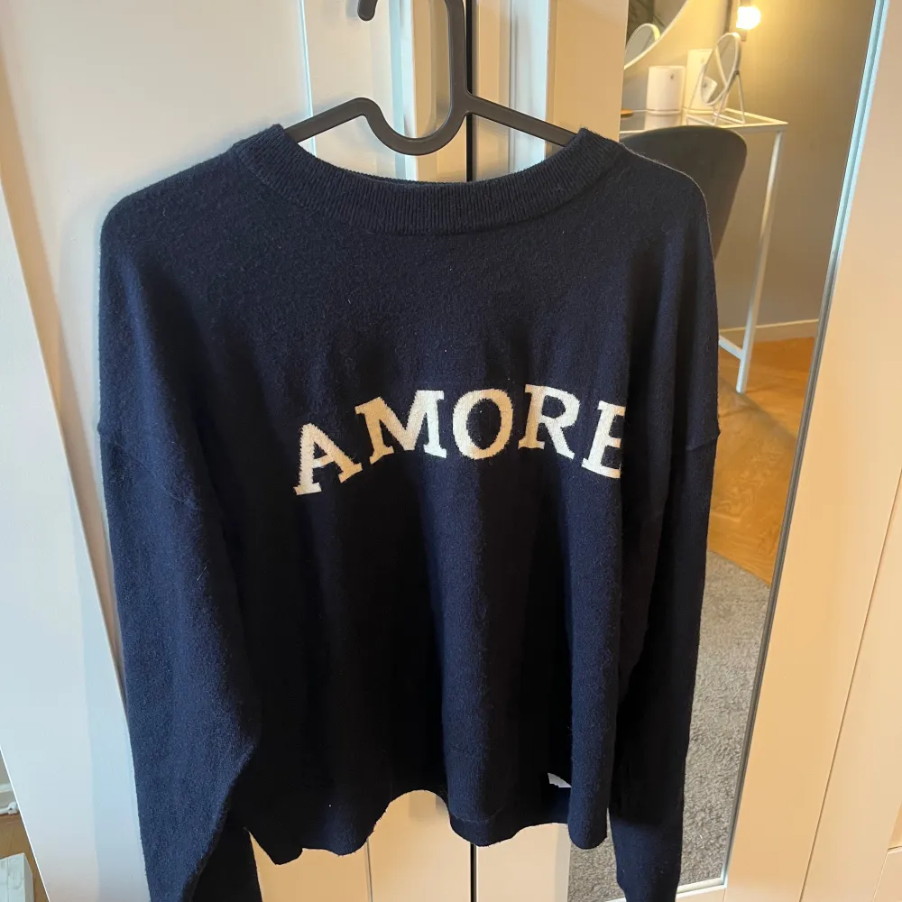 En marinblå sweatshirt från Gina Tricot Young i storlek 170 men sitter som xs. 10/10 i skick bara använd en gång. Kommer inte till användning därav säljer jag den. Köpte för 299. Tröjor & Koftor.