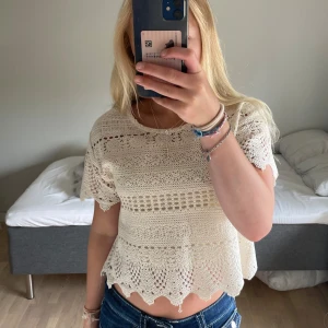Spets tröja - En jätte fin spetströja från pepe jeans❤️använd under 5 gånger och i fint skick! Passar xs/xxs. Köpt för ca 600kr