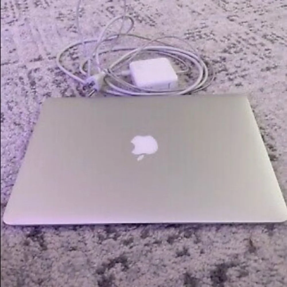 Hej, jag säljer nu mitt MacBook Air 13, 2017 dator. För att jag inte använder den längre och behöver bli av med den.   Den är i gott skick och fungerar precis som vanligt. Men har pyttesmå rivna märken men knappt syns. Hör av dig! Finns i Stockholm . Övrigt.