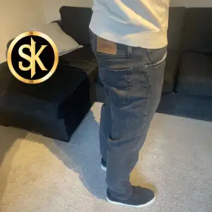 Levis jeans som sitter lite tajtare - Storlek 33/32 | Skick 9/10 endast små slitningar på framfickorna - Nypris 1100 kr | Skriv privat för mer bilder 💬✅ 