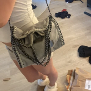 Handväska - En superfin handväska som nästan är i nyskick, använd ca 10 ggr 💕 som ni ser på sista bilden så är väskan lite sönder vid snörningen men det är inget man tänker på tycker jag 😇