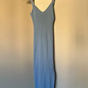 Superfin ljusblå klänning med en liten slits på sidan. Använd några få gånger, men väl bevarad.