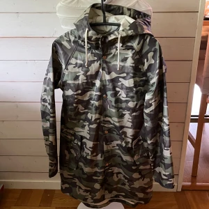 Regnjacka  - Regnjacka i camouflage från lager157, Använd ett fåtal gånger💗