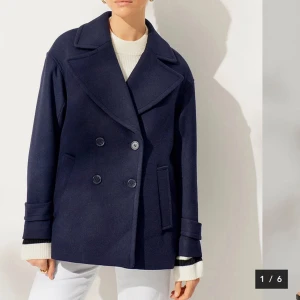 Trendig Kappa - Säljer min fina kappa. köpt för orginal pris 899kr.  inga defekter och super bra att ha under höst/ vinter och tidig vår. Vill du ha fler bilder så skickar jag privat 💗vid snabbaffär kan priset diskuteras, Har i storlek 38 men skulle säga passar 36 