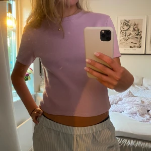 Finstickad T-shirt - Så så fin rosa finstickad T-shirt från zara!