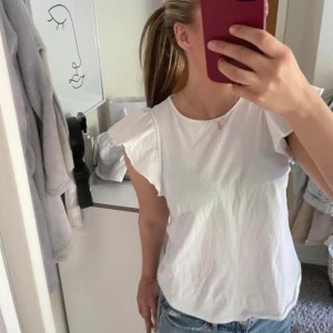 Volang topp - Säljer min tröja med volang på axlarna då den inte kommer till användning längre 