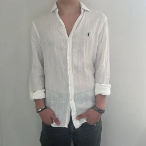 RALPH LAUREN- SKJORTA - Storlek S (passar m) - 9/10- Nypris 1299kr- Vårt pris 549kr - Modellen är 184