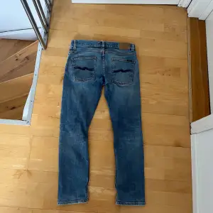 Ljusblåa nudie jeans storlek 31/30 och modellen Grim Tim. Fint skick!