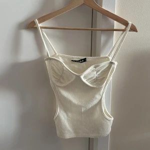 Linne Lasula - Jätte fint linne med detaljer, liter litet därav säljer jag. Hittar ej storlek tror jag men skulle säga att det är en xs.