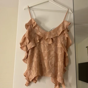 Zara topp - Säljer denna fina rosa toppen ifrån Zara. Den är aldrig använd. Toppen är i storlek XS.💖