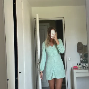 Klänning  - Super fin klänning ifrån Nelly  Nelly X glamorous  Använd en gång!  Denna säljs ej längre på hemsidan 💚 