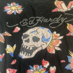Edhardy tröja - Jätte snygg Edhardy tröja som inte riktigt är min stil längre, den är i nyskick förutom några rhinestones som ramlat av, den är i strl L i barnstorlek men den är stretchig💗
