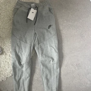 Nike tech byxor - Säljer brorsans nike tech byxor, helt nya endast provade! Inte hunnit skicka tillbaka✨