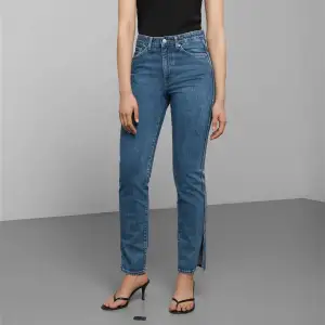 Ett par blå jeans från weekday i modellen case split. De är använda men fortfarande i bra skick. Köpta för 500 men säljer för 150 exklusive frakt