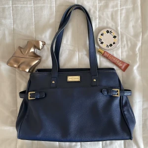 Tommy Hilfiger väska - Tommy Hilfiger marinblå vintage väska. Jättebra kvalité, inte stor men får ändå plats med datorn, smink & mycket mer! Varit en favorit länge men nu har jag köpt en ny & det är dags för den att få en ny ägare.Köpt för 1650. Kontakta för frågor/bilder❤️