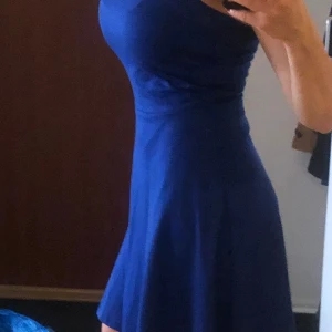 Snygg klänning stl S - Snygg klänning i fin kornblå färg . Från H&M. Stl S