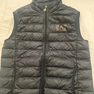 Ea7 väst guldlogga - Köptes förra hösten på boozt för 1500-1600kr. Storlek S. Tar både Swish och plicks köpsystem. Betalar du med Swish står du får frakt