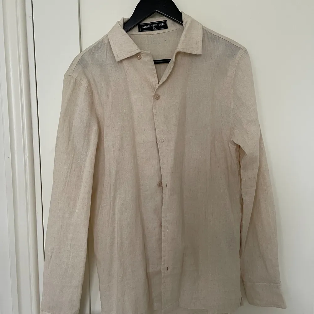 Linneskjorta från Manière De Voir som säljes på grund av att den inte kommer till användning.  Storlek: XS Skick: oanvänd  Mått: plagglängd 73cm, bröstvidd 88cm, bottenvidd 88cm och ärmlängd 48 cm (armhåla och ner).. Skjortor.