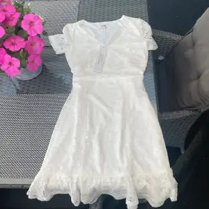 Vit spets sommar klänning från bubbleroom som även passar till student💕Helt nyskick, prislappen kvar, kostar 900 kr från början. Priset går att diskutera