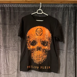 Svart T-shirt  - Bra skick 8/10. ( o b s 1 : 1 )