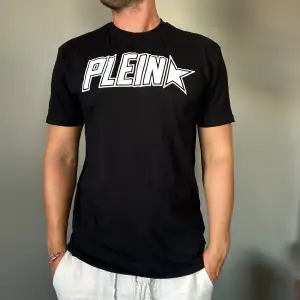 Svart T-Shirt från Philipp Plein onrginal påse och pristag kvar. (Knappt använd)  Storlek L  Vid frågor vänligen kontakta mig och kan även samfraktas ihop med andra köp.