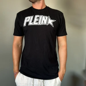 T-shirt från Philipp Plein Stl L - Svart T-Shirt från Philipp Plein onrginal påse och pristag kvar. (Knappt använd)  Storlek L  Vid frågor vänligen kontakta mig och kan även samfraktas ihop med andra köp.