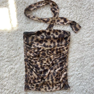 Leopard topp  - Leopard topp med band för halsen, super trendig! Köpte här på plick för 300kr. Står ingen storlek men passar xs-s