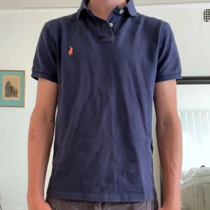 Ralph Lauren piké  - Säljer den här Ralph Lauren piké än i storlek S för 300kr! I bra skick. Etiken storlek M men mer S och den är slim fit. Skriv om minsta funderingar!🔥☀️🏖️