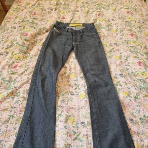 Diesel Jeans - Low waistes jeans i bra skick 