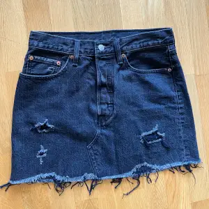 Kort Levis jeans kjol i god skick, använd 1 gång men för liten i storlek!