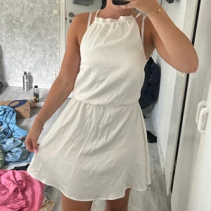 Siden klänning - Säljer min klänning från avslutningen i 9an, använd endast 1gång, luftigt material och jättefin i ryggen, nu har jag bh me band under vilket är finare utan💕