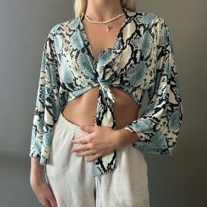 Orm mönstrad top från Gina Stl S - One mönstrad top från Gina  Stl S  Vid frågor vänligen kontakta mig och kan även samfraktas ihop med andra köp.